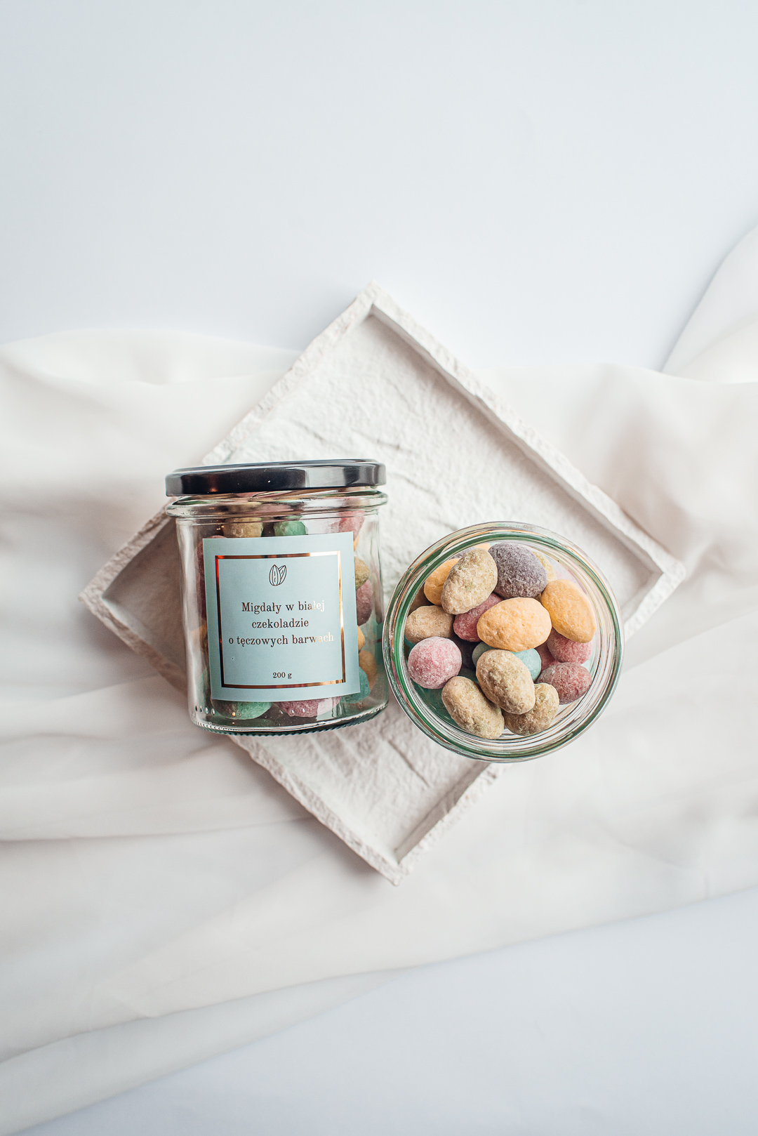 MIGDAŁY W BIAŁEJ CZEKOLADZIE W KOLORACH TĘCZY 200g