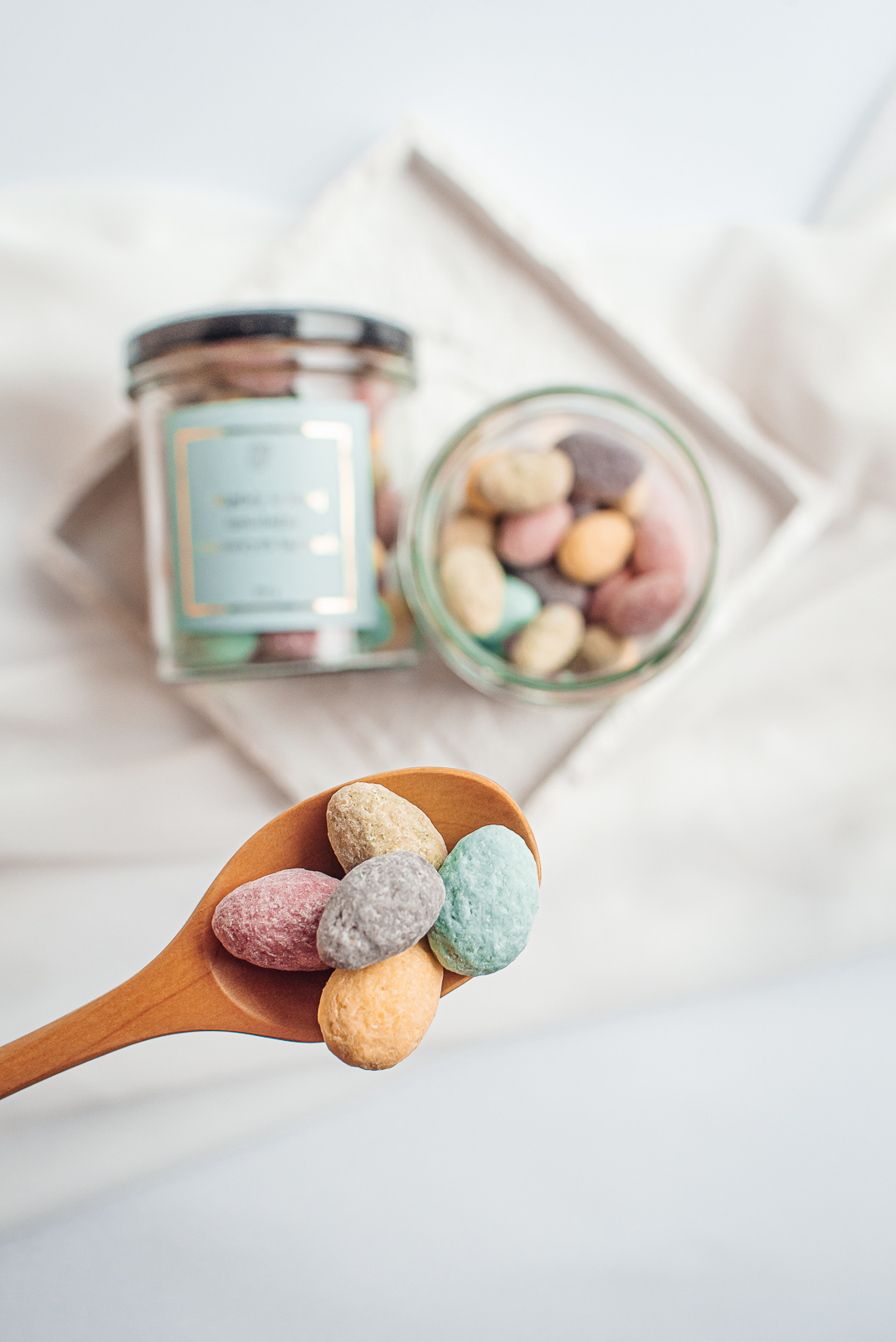 MIGDAŁY W BIAŁEJ CZEKOLADZIE W KOLORACH TĘCZY 200g - obrazek 2