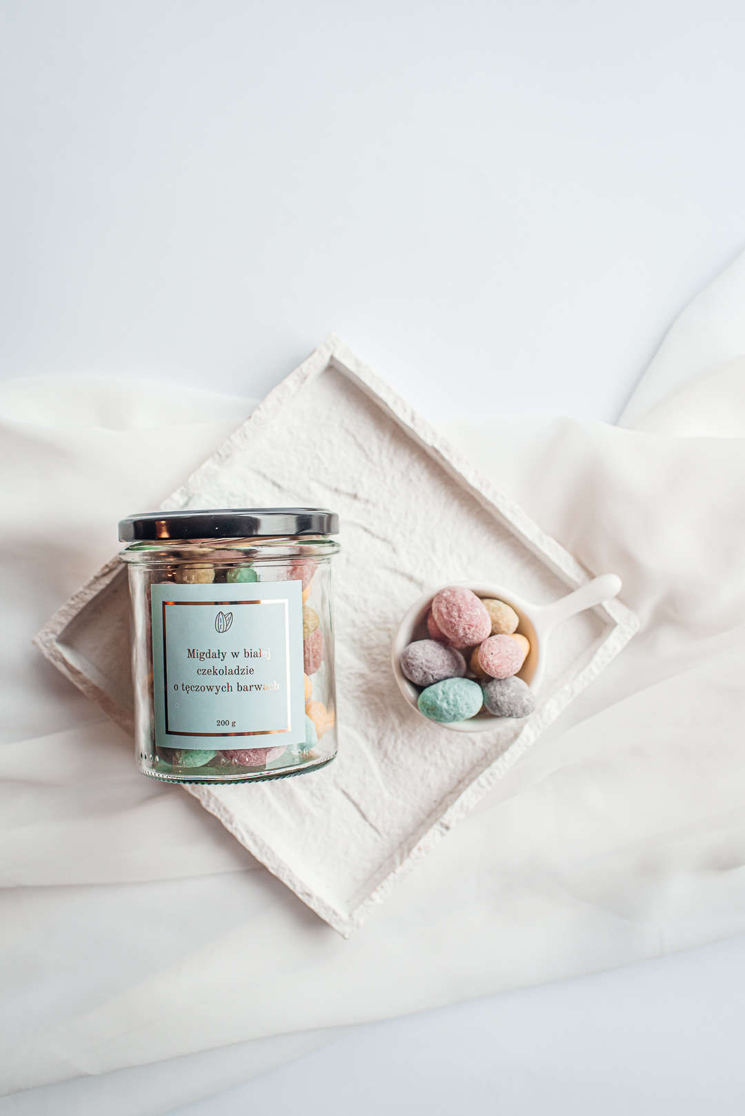 MIGDAŁY W BIAŁEJ CZEKOLADZIE W KOLORACH TĘCZY 200g - obrazek 3
