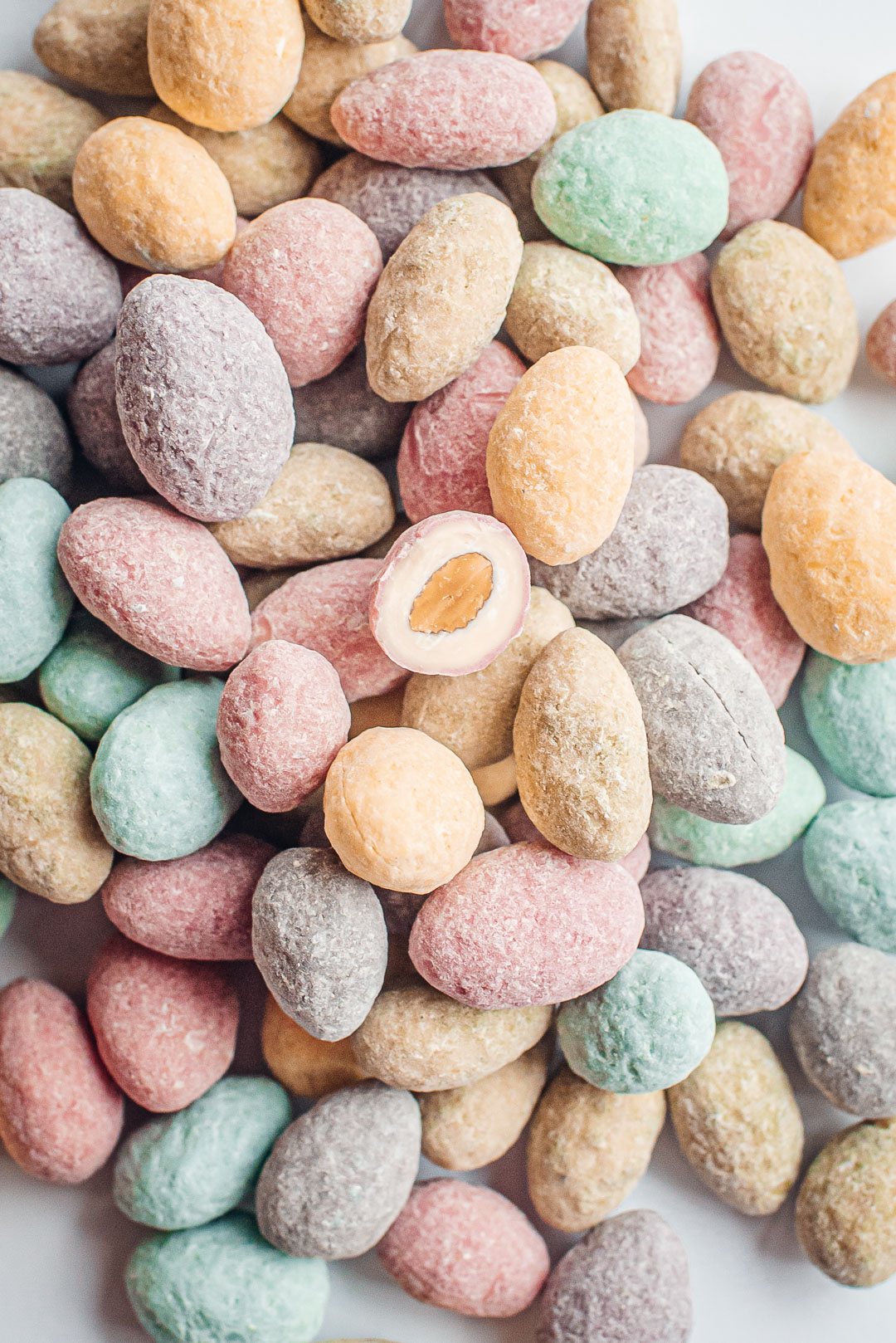 MIGDAŁY W BIAŁEJ CZEKOLADZIE W KOLORACH TĘCZY 200g - obrazek 4